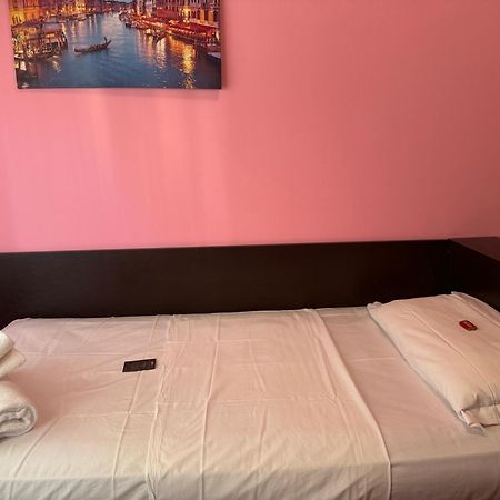 Affitta Camera Apartment Mestre Bagian luar foto